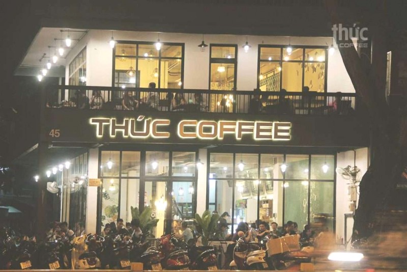 Ánh đèn vàng ấm áp mỗi đêm. @Thức coffee