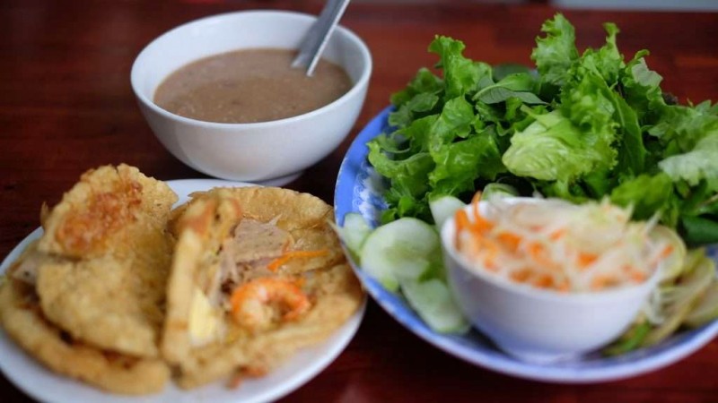 Bánh khoái, tương tự bánh xèo.