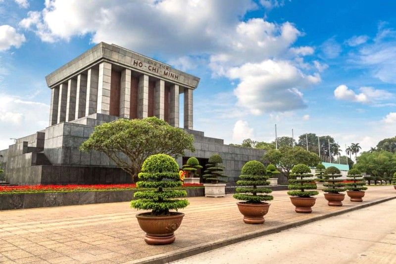 Lăng Chủ tịch Hồ Chí Minh (Lăng Bác) chào đón du khách.