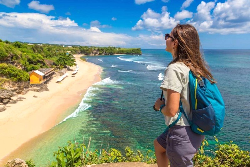 Khám phá 15 hòn đảo Indonesia: Biển xanh, cát trắng, nắng vàng! 🏖️🇮🇩