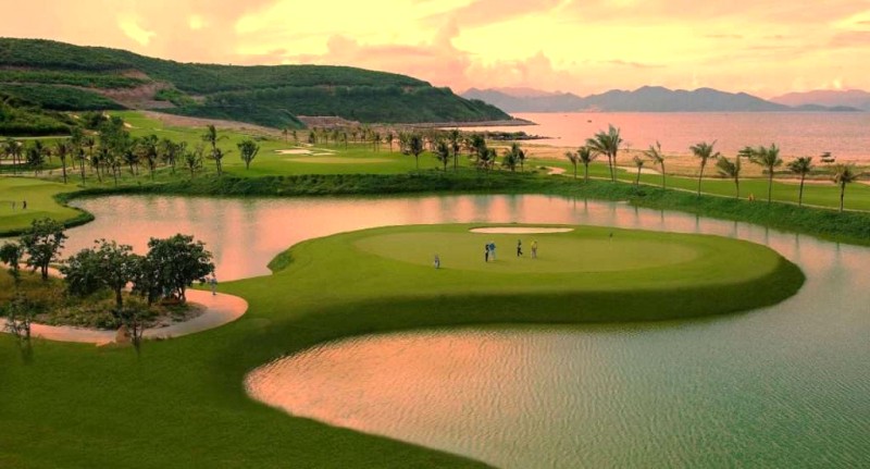 Golf Vinpearl Nha Trang, view vịnh biển tuyệt đẹp.