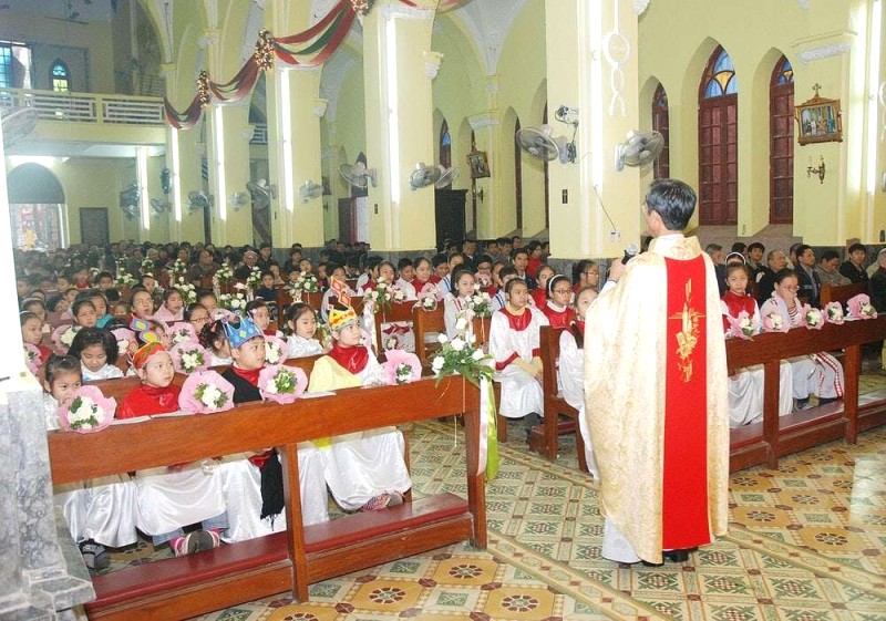 Nhà thờ là trung tâm sinh hoạt tôn giáo của giáo dân. (71 kí tự)