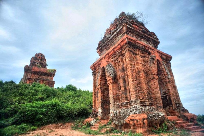 Tháp Bánh Ít: Di sản Chăm-pa cổ kính.