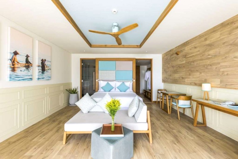 Phòng Deluxe Suite hướng biển, ban công riêng.