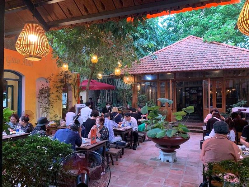 Vui Garden: Cà phê & Ẩm thực cổ kính, bình dị.