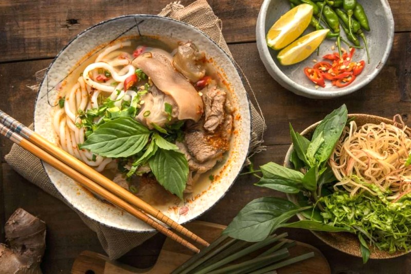 Bún bò Huế: Bắp chuối, giá, rau thơm - tuyệt vời!