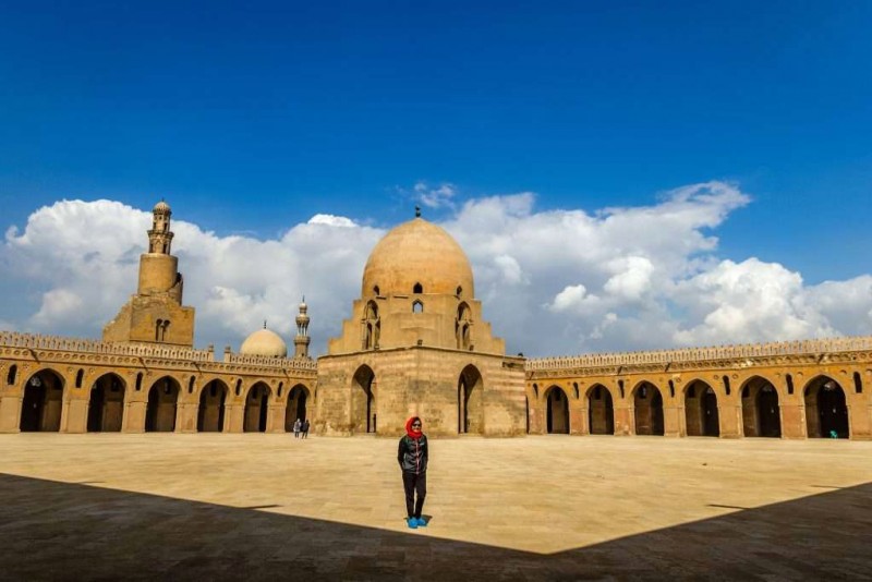 Thánh đường Ibn Tulun, xây dựng năm 876, là thánh đường Hồi giáo lâu đời nhất ở Cairo.