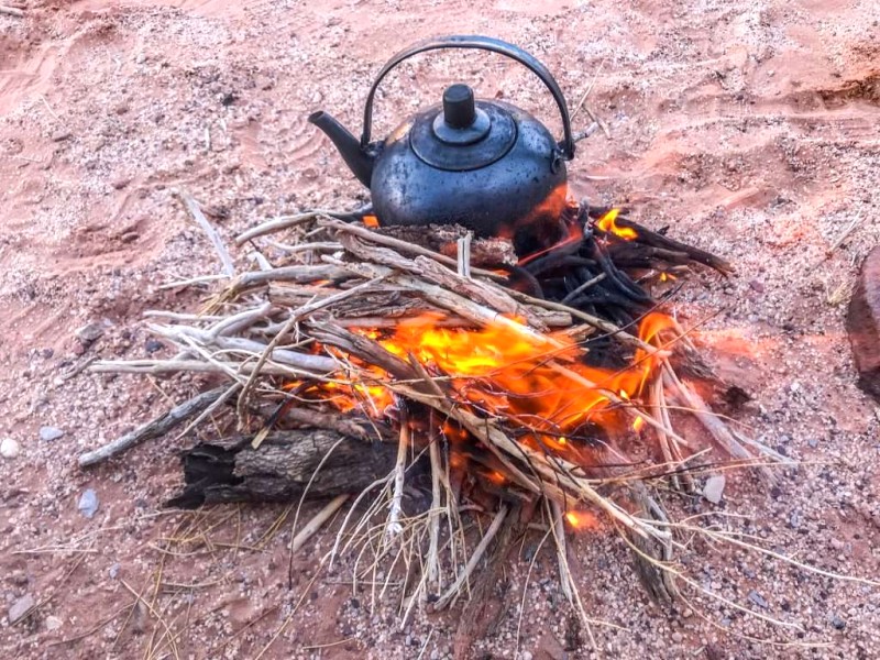 Lái xe Jeep pha trà Bedouin tại mỗi điểm dừng.