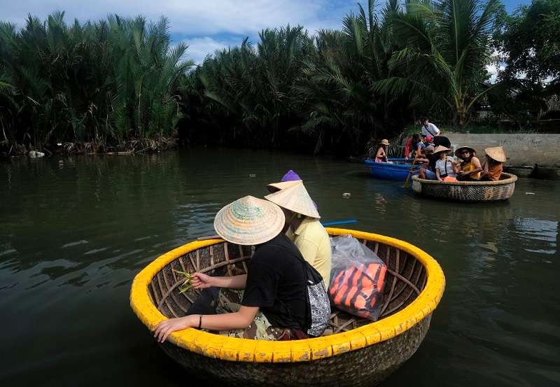 Trang phục thoải mái, năng động là lựa chọn hoàn hảo cho chuyến tham quan.