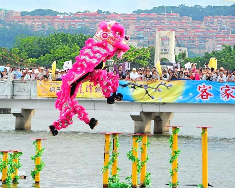 Lân Sư Rồng rộn ràng, tiếng trống vang, múa uyển chuyển. @asiapark.sunworld.vn