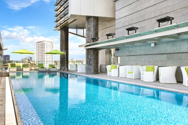 Hồ bơi rộng mênh mông tại Pullman Saigon Centre. 🏊‍♀️ @pullman-saigon-centre.com