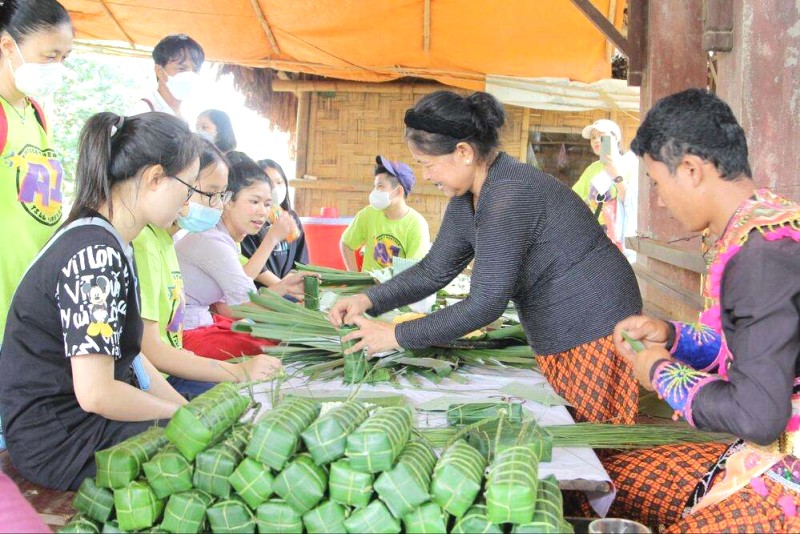 Khám phá ẩm thực dân tộc độc đáo tại Làng văn hóa các dân tộc Việt Nam.