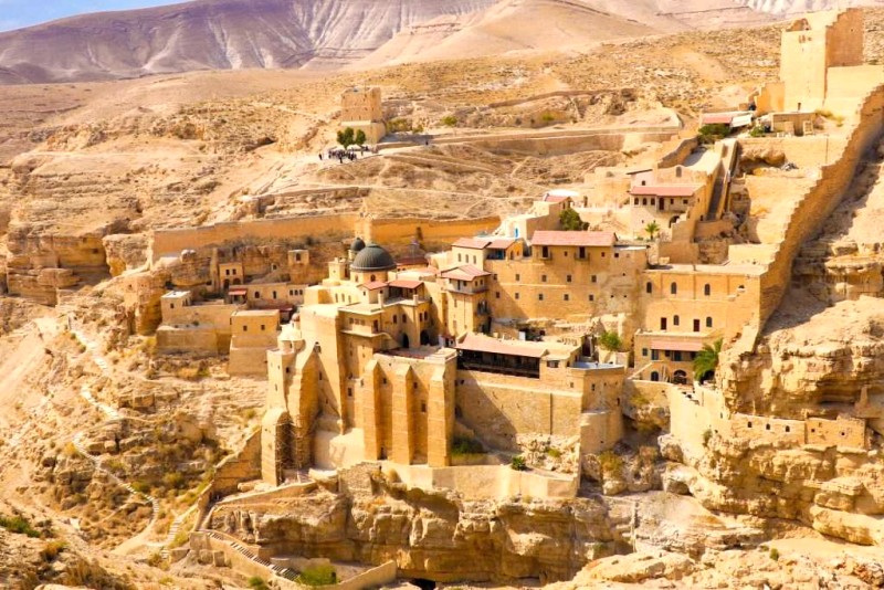 Tu viện Mar Saba ẩn mình giữa sa mạc và vách núi dựng đứng.