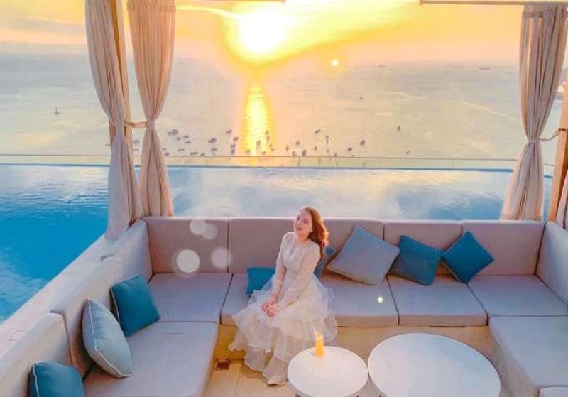 Quán bar độc đáo giữa hồ bơi Vũng Tàu.
