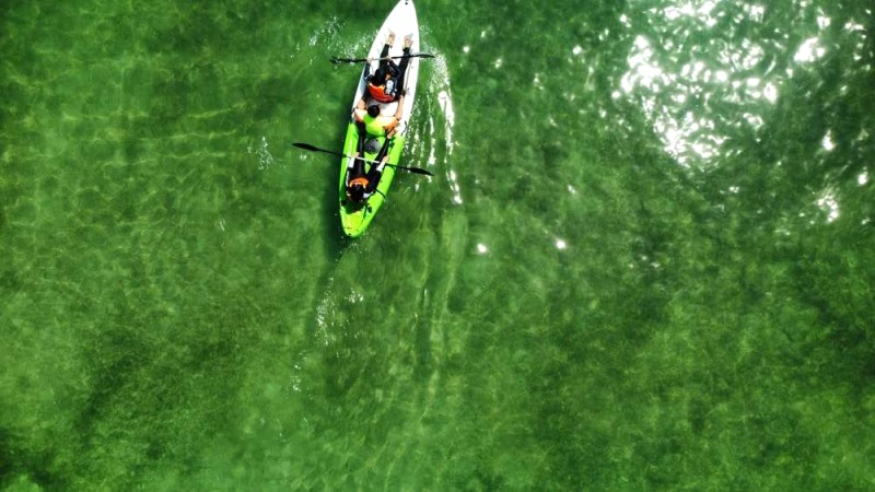 Chèo thuyền kayak ngắm cảnh: Hoạt động hấp dẫn du khách.