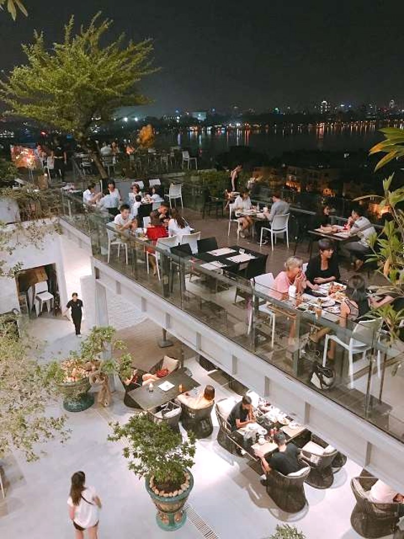 6 Degrees Cafe Rooftop: Thoáng mát, rộng rãi! 🍹 189 Nghi Tàm