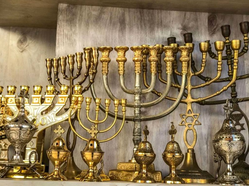 Chân đèn Menorah 7 ngọn - quà lưu niệm phổ biến ở Bethlehem.