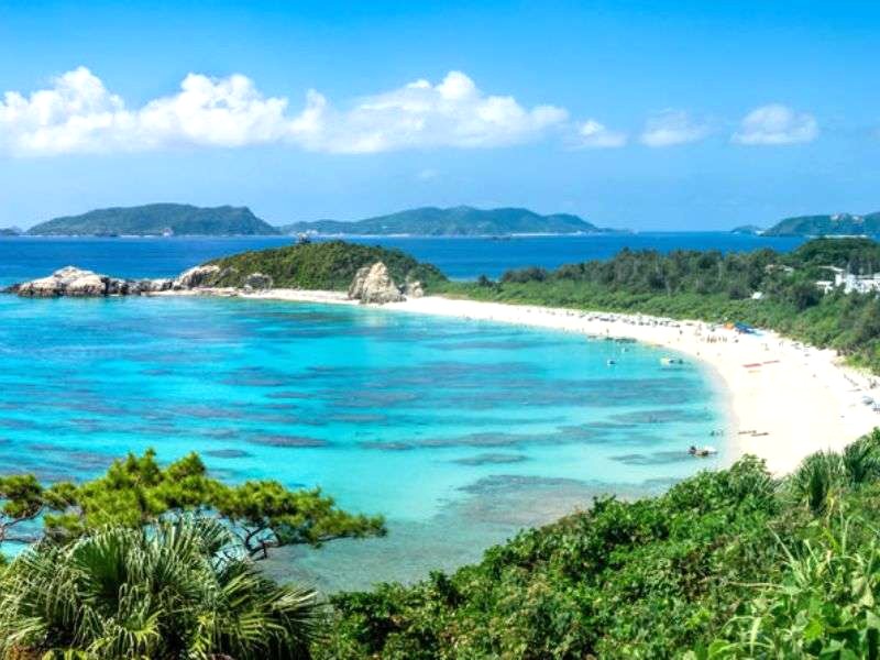 Okinawa, với hơn 100 đảo lớn nhỏ, nổi tiếng với bờ biển nhiệt đới tuyệt đẹp.