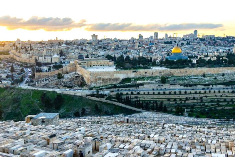 Từ đỉnh núi Oliu, toàn cảnh Jerusalem hiện ra.