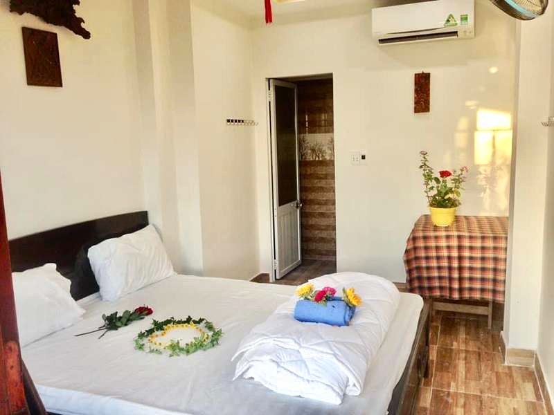 Homestay Ngô Khánh: Gọn gàng, tông trắng tinh tế.