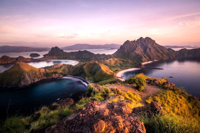 Komodo: Núi, biển, thiên nhiên hữu tình.