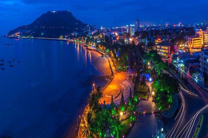 Bãi Trước Vũng Tàu lung linh về đêm.