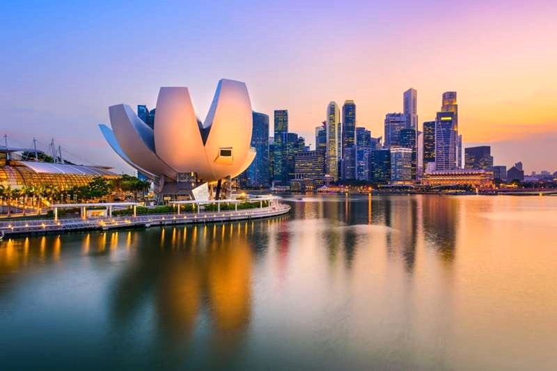 Singapore dẫn đầu thế giới về thương mại, dịch vụ, tài chính và du lịch.