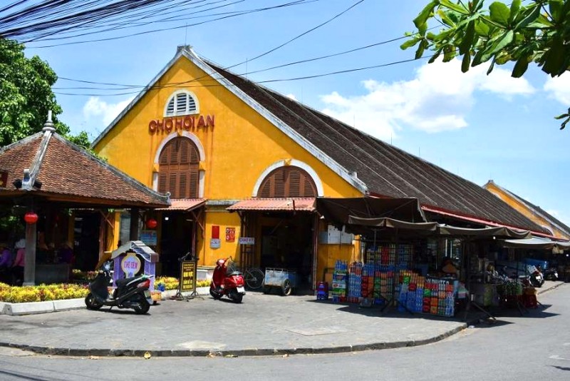 Hội An: Chợ cổ trăm năm.