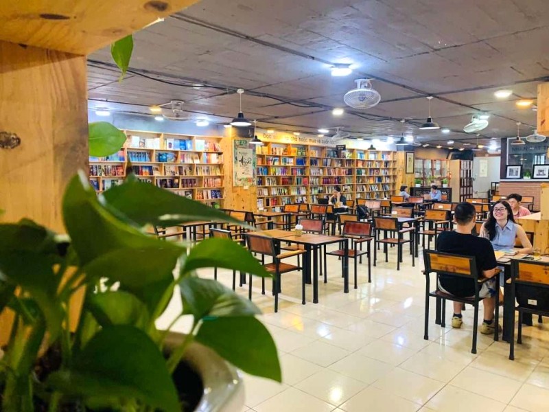 Đông Tây - Không gian sách chẳng bao giờ làm bạn thất vọng! @Biblio - Cafe Sách Ngụy Như Kon Tum