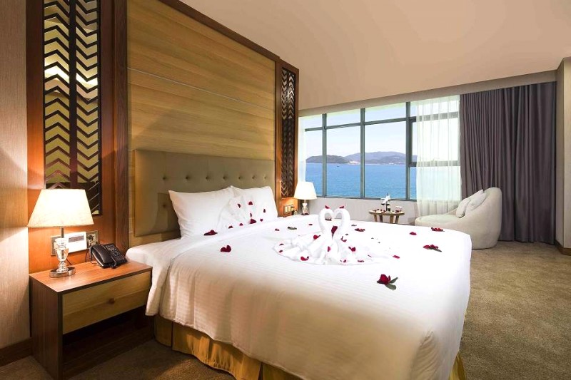 Phòng Deluxe King - Muong Thanh Luxury Nha Trang