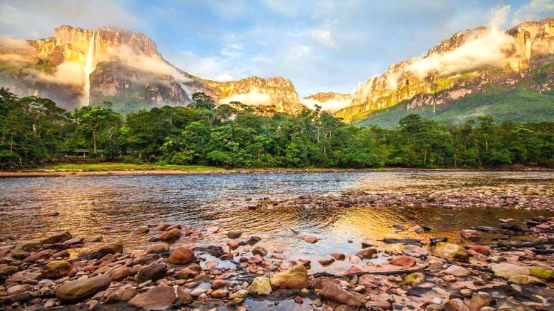 Mùa khô là thời điểm lý tưởng để chiêm ngưỡng vẻ đẹp của tháp Thiên Thần, ngọn tháp cao nhất thế giới.