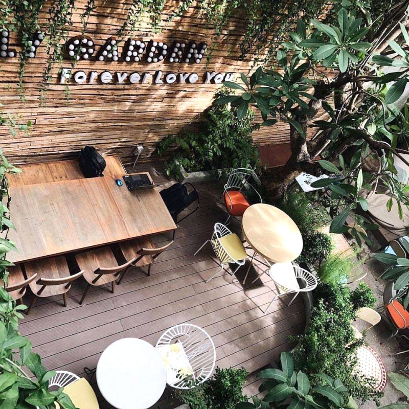 Khu vườn yên bình, đầy bóng cây. @Fly Cupcake Garden