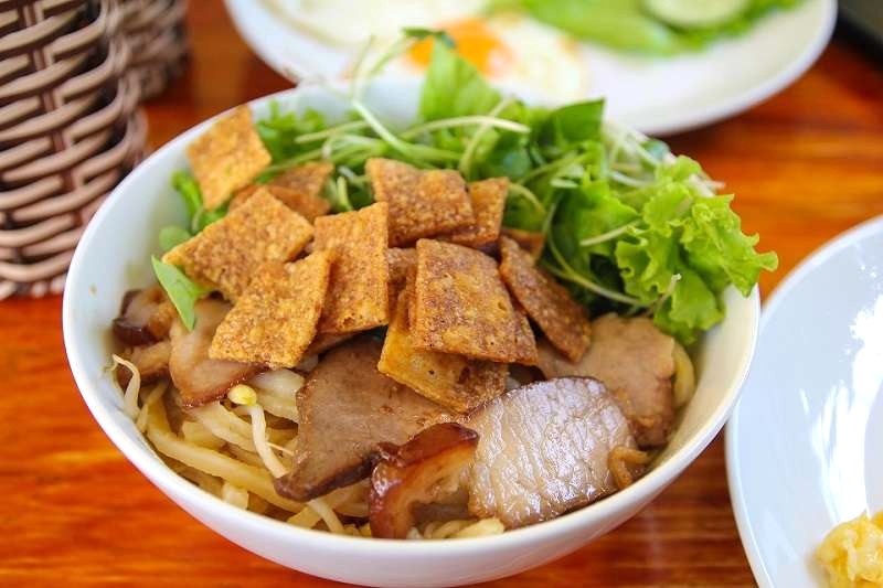 Cao lầu: Đặc sản Hội An.