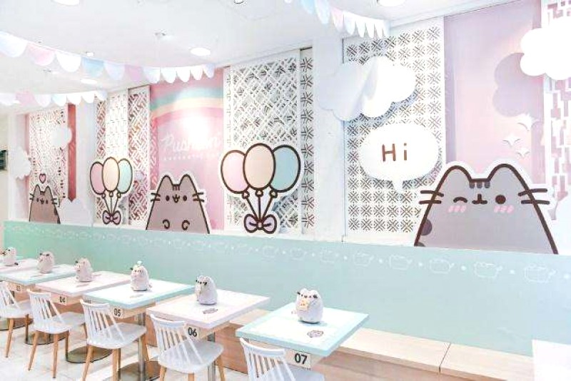 Quán sẽ thay đổi trang trí và thực đơn theo chủ đề hoạt hình đình đám như Pusheen, Hello Kitty, Molang và Spongebob Squarepants mỗi vài tháng. (159 kí tự)