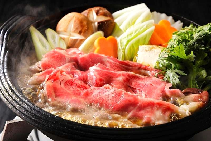 Lẩu Sukiyaki nóng hổi, thịt bò, rau củ đầy đủ.