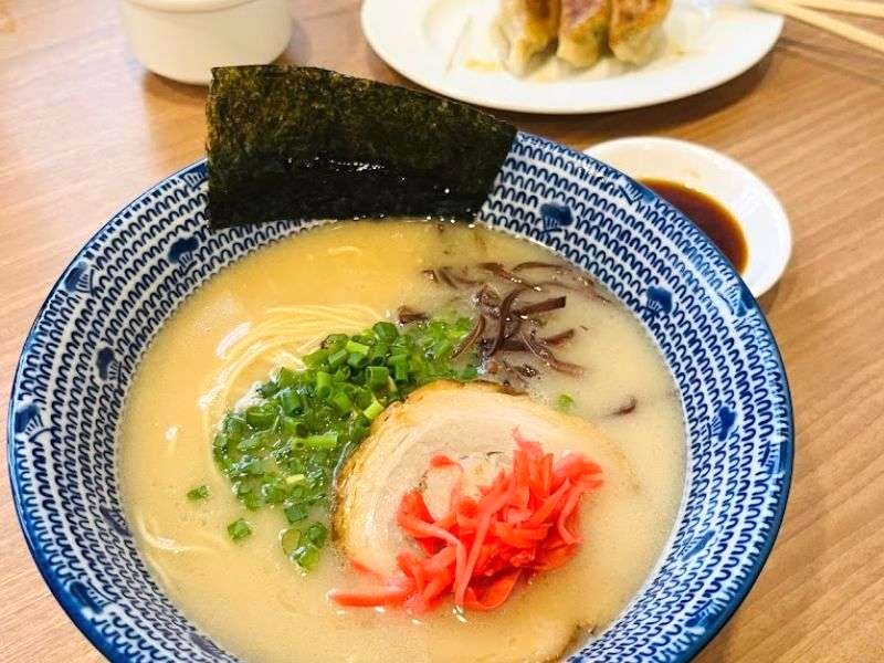 Bát ramen thơm ngon, hấp dẫn.