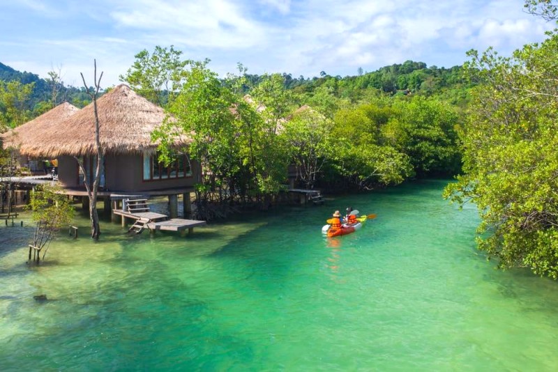 Khám phá Koh Phayam bằng thuyền Kayak! 🚣‍♀️🌴