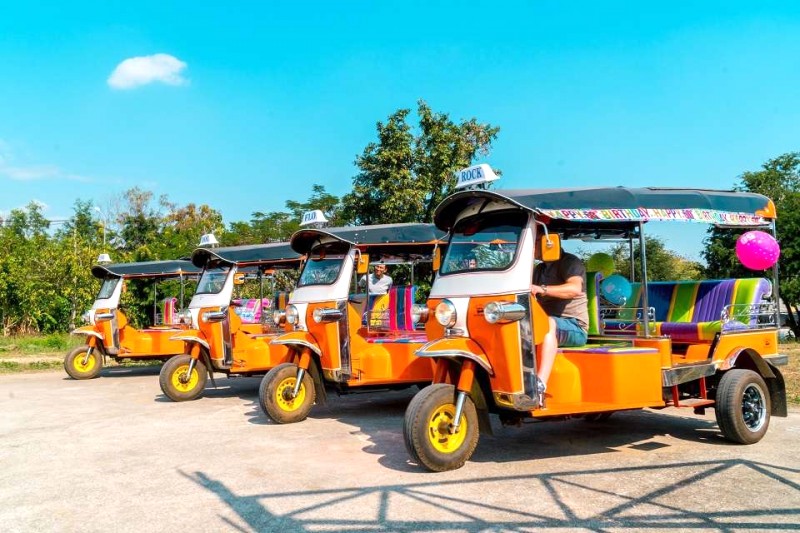 Tuk Tuk: phương tiện lý tưởng du lịch Chiang Mai tự túc.