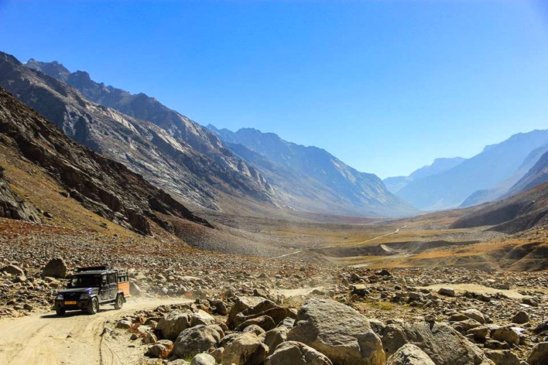 Đường vào Zanskar hiểm trở, nhiều đèo cao.