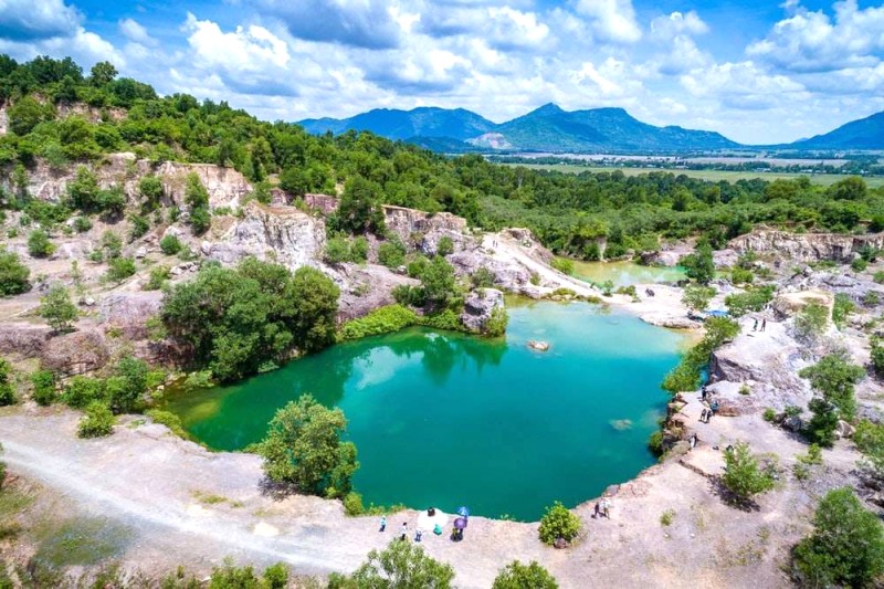 Hồ Tà Pạ: Nước trong veo, cảnh đẹp thơ mộng.
