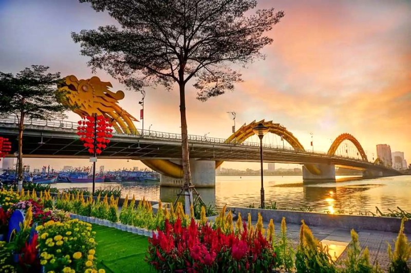 Cầu Rồng lung linh trong hoàng hôn.