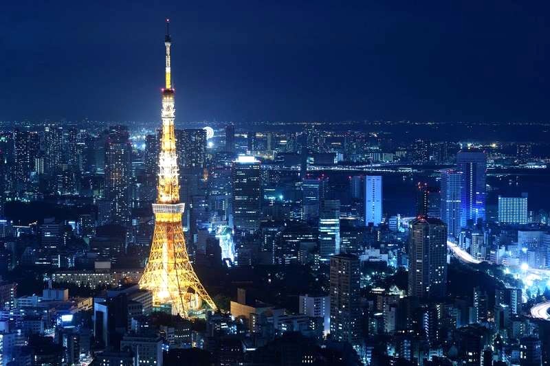 Tháp Tokyo lấp lánh, rực rỡ.