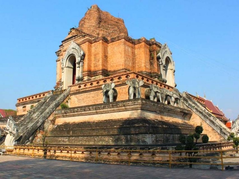 Chùa Chedi Luang: Kiến trúc độc đáo.