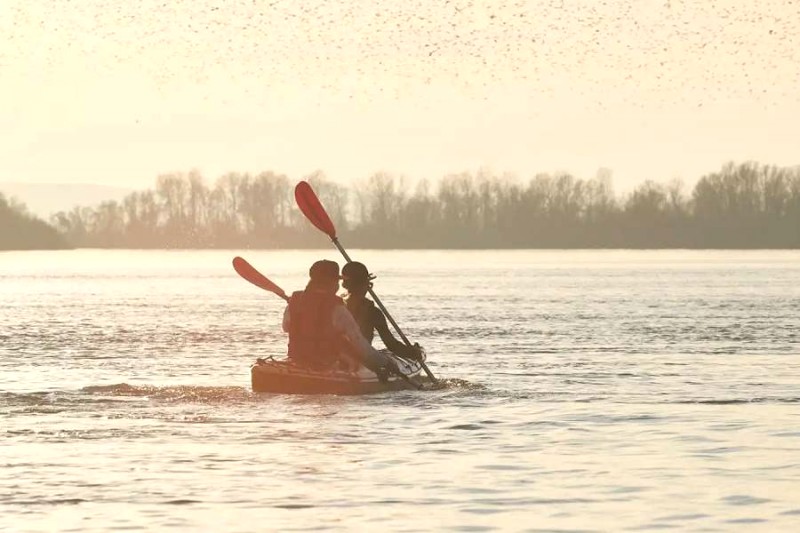 Chèo thuyền Kayak..@Shutterstock