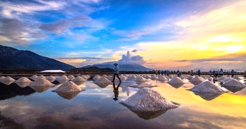 Đồng muối Sa Huỳnh: Nét đẹp lao động hòa quyện thiên nhiên, tạo nên khung cảnh độc đáo.