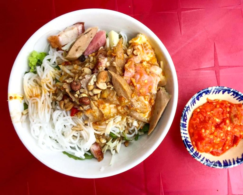 Bún mắm nêm: Hương vị đậm đà.