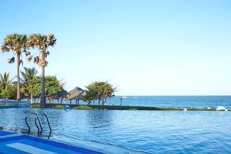 Hồ bơi hướng biển tuyệt đẹp tại Carmelina Beach Resort.