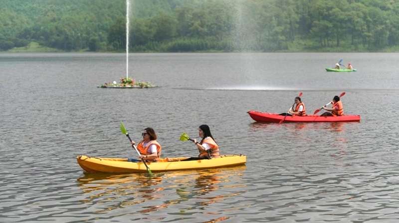 Chèo thuyền Kayak trên hồ Yên Trung mênh mông thu hút khách du lịch.