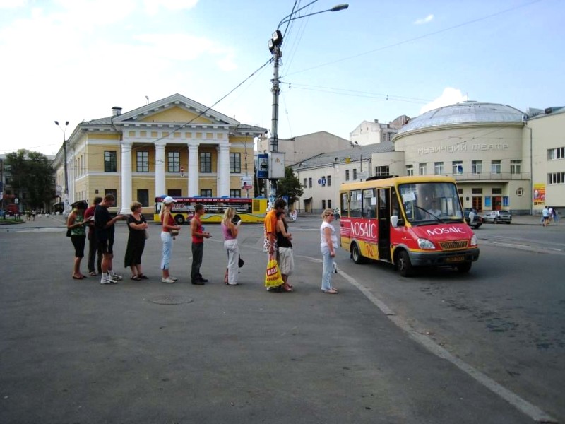 Mashrutka: Xe buýt nhỏ nối các thành phố Kyrgyzstan.