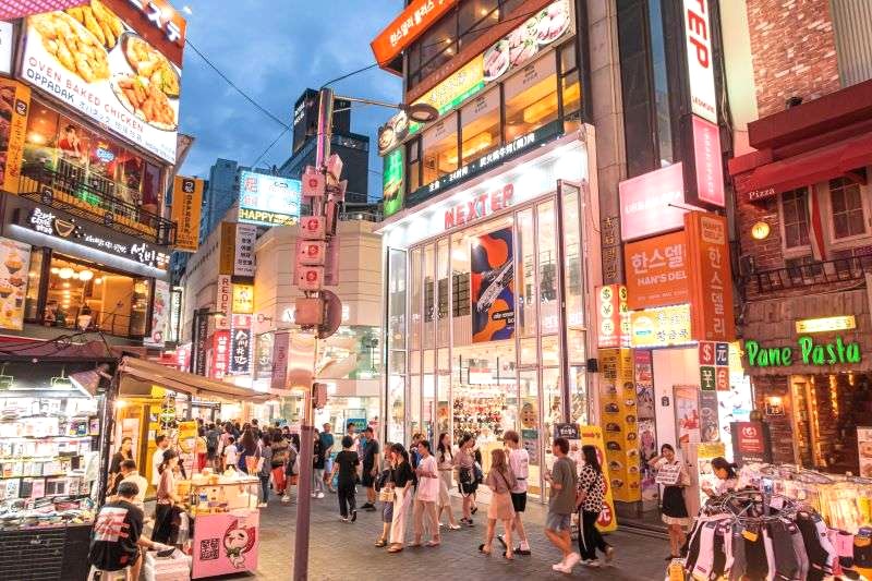 Myeongdong: thiên đường mua sắm và ẩm thực đường phố, với vô số món ngon hấp dẫn. (134 ký tự)